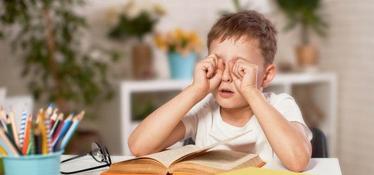 Pourquoi mon enfant se réveille toutes les nuits ? (et quoi faire)